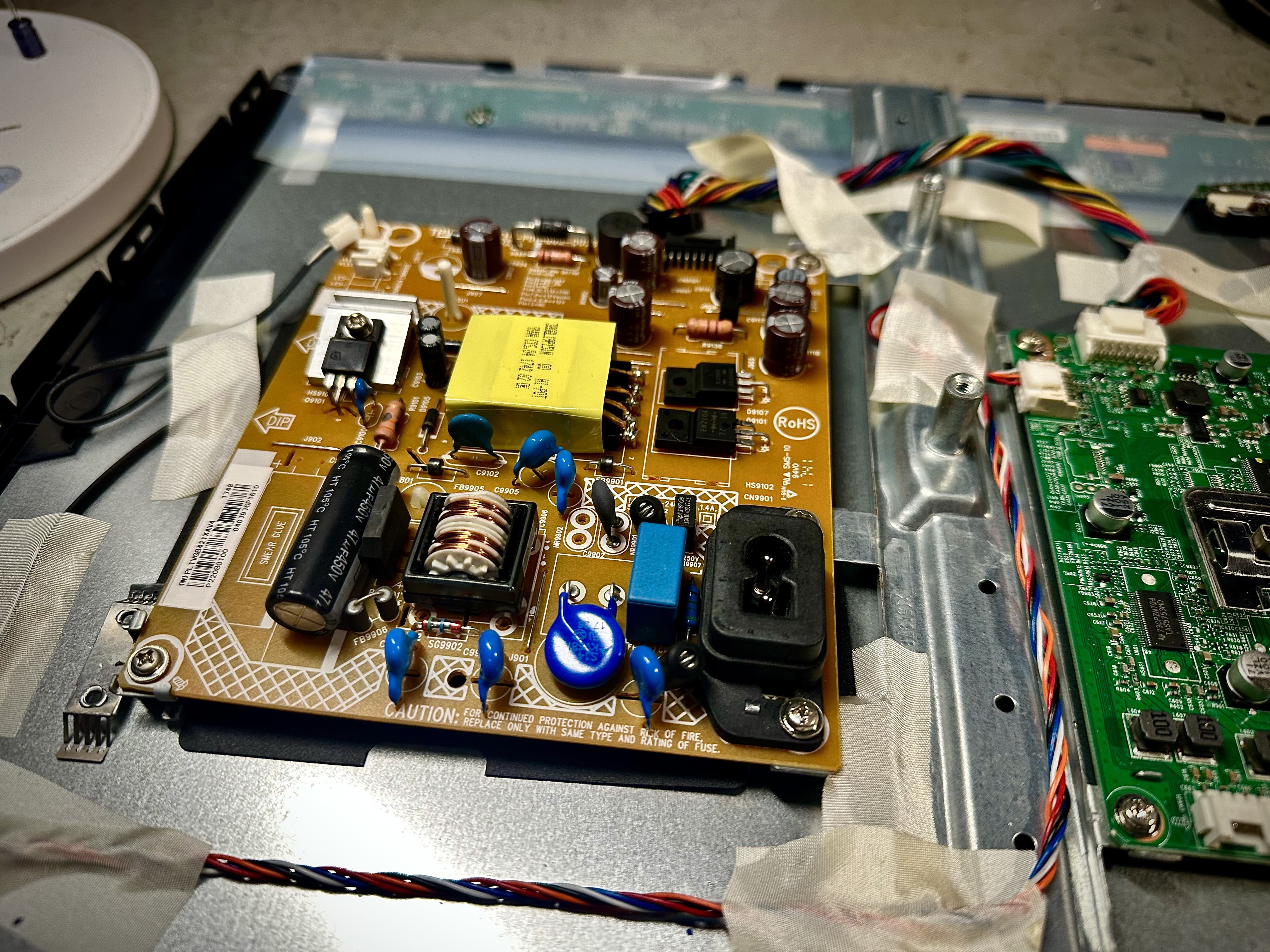 Zoom sulla scheda di alimentazione del TV Philips 22PFS4022 per l’analisi dei componenti danneggiati
